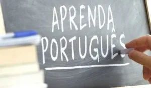 Chalkboard with “Aprenda Português” (Learn Portuguese) written on it